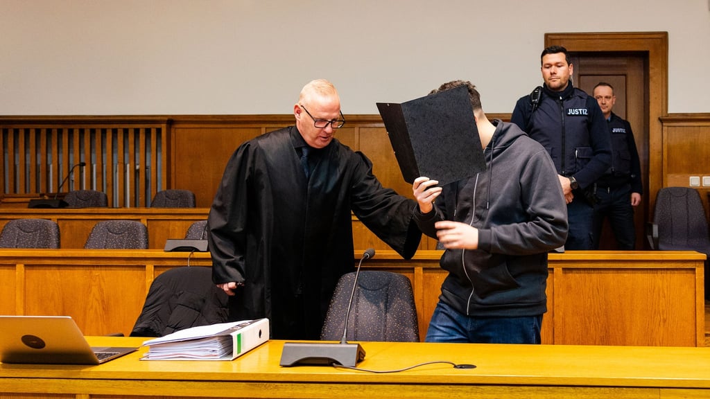 Der Prozess hat mit der Anklage und Einlassung des Angeklagten begonnen