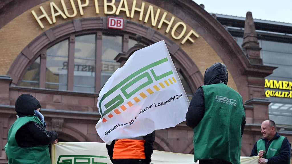 Im Tarifkonflikt zwischen der Deutschen Bahn und der Gewerkschaft Deutscher Lokomotivführer drohte am Dienstag eine Eskalation. (Archivbild)
