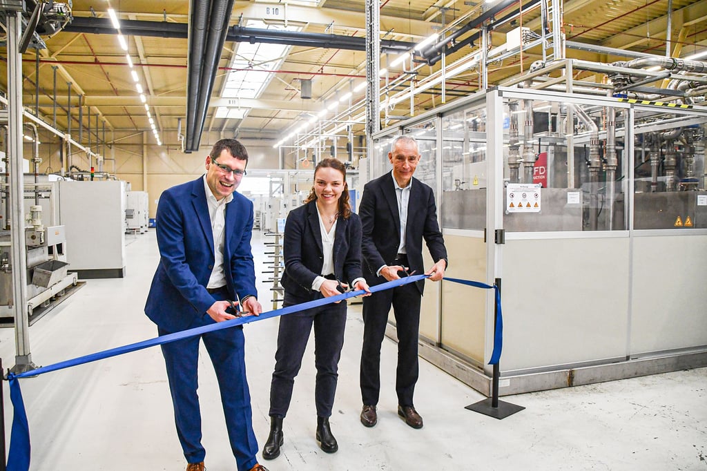 Der obligatorische Scherenschnitt für die Einweihung der neuen Profilwellenlinie: Gardelegens NTN-Geschäftsführer Sven Hintzsche (von links), Nina John vom VW-Werk Wolfsburg und Hervé Brelaud von der Europäischen Leitung von NTN. 