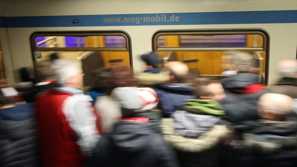 Eine überfüllte U-Bahn-Station in München.