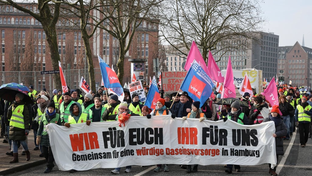 Nach tagelangen Protesten wie hier in Hamburg gehen die Tarifverhandlungen in die wohl letzte Runde. (Archivfoto)