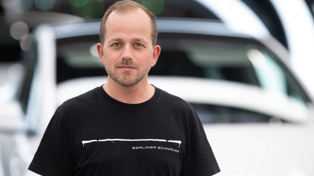 Tesla-Werksleiter André Thierig hat bei einer Betriebsratssitzung die Polizei verständigt (Archivbild).