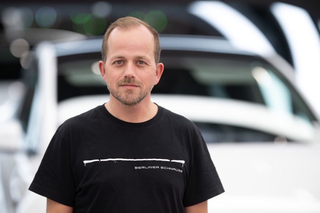 Tesla-Werksleiter André Thierig hat bei einer Betriebsratssitzung die Polizei verständigt (Archivbild).