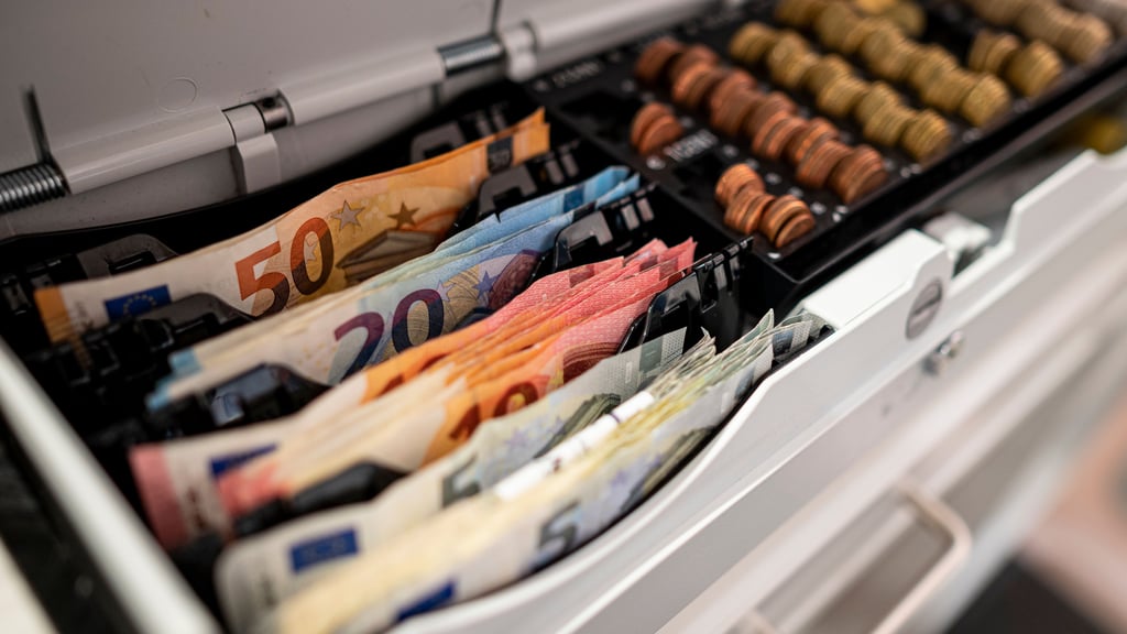 Eine 28-jährige Ascherslebenerin soll aus Tageseinnahmen von ihrem Arbeitgeber mehr als 9.500 Euro abgezweigt haben.