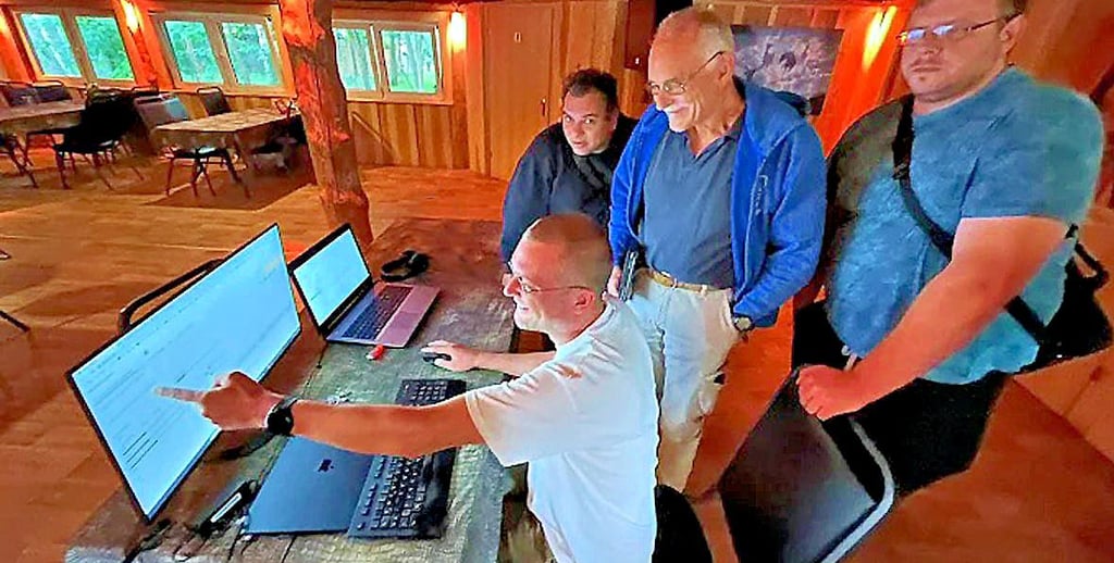 Alex Müller (sitzend) und Teilnehmer des „SEO-Camping“ in Bertingen bei einem Workshop rund um Suchmaschinenoptimierung im Netz.