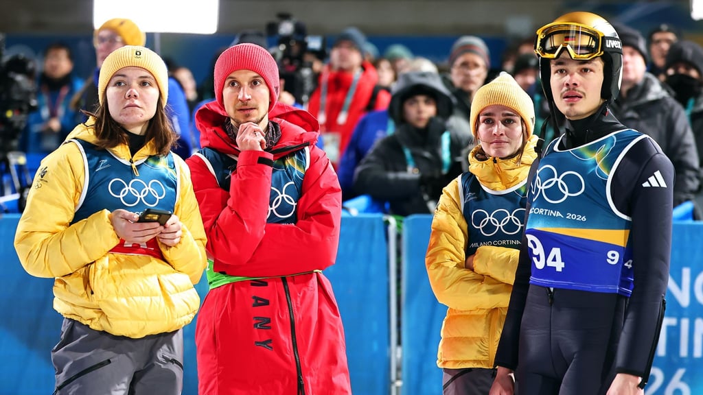 Das deutsche Skisprung-Team um Einzel-Olympiasieger Philipp Raimund (r) freut sich auf einen Tag Pause.