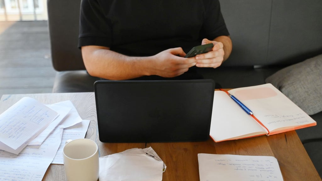 Red Flags bei der Jobsuche: Fehlende Gehaltsangaben oder schwammige Jobbeschreibungen können auf mangelnde Transparenz und Professionalität hinweisen