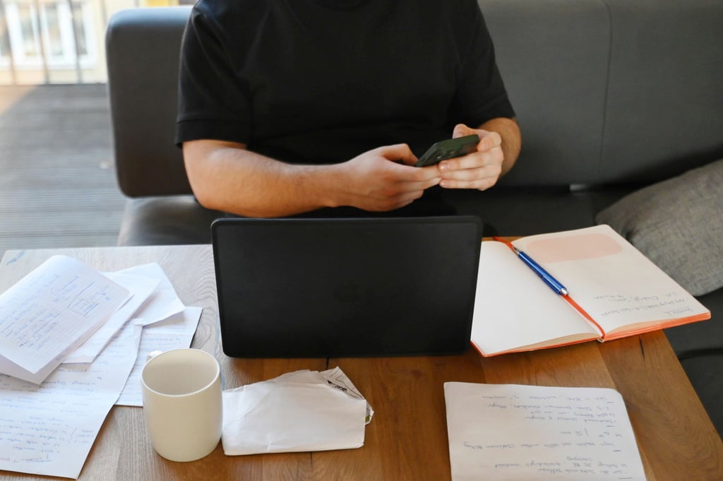 Red Flags bei der Jobsuche: Fehlende Gehaltsangaben oder schwammige Jobbeschreibungen können auf mangelnde Transparenz und Professionalität hinweisen