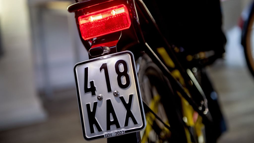 Ab dem 1. März 2026 gilt: Nur noch schwarze Versicherungskennzeichen sind für Fahrzeuge wie S-Pedelecs, Mofas, Mopeds und E-Roller gültig.