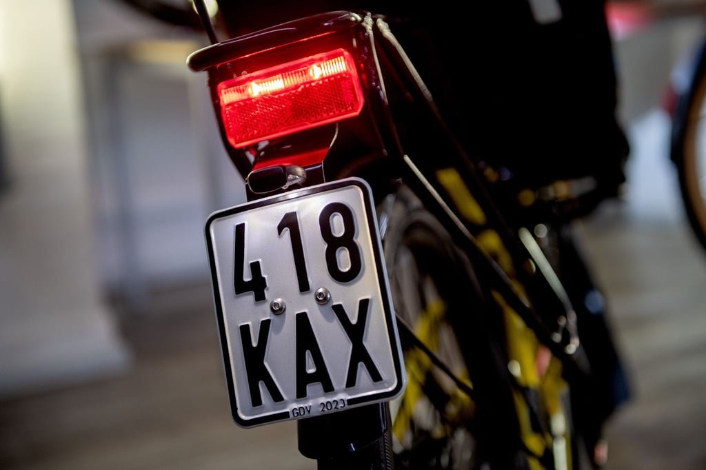 Ab dem 1. März 2026 gilt: Nur noch schwarze Versicherungskennzeichen sind für Fahrzeuge wie S-Pedelecs, Mofas, Mopeds und E-Roller gültig.