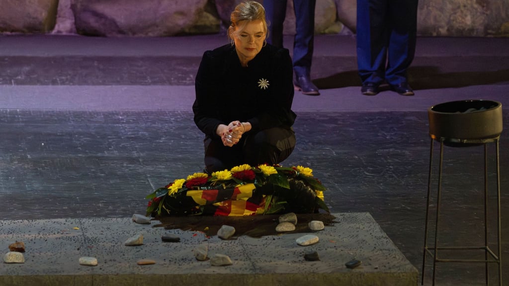 Bundestagspräsidentin Julia Klöckner gedenkt in Yad Vashem der Millionen Opfer des Holocaust.
