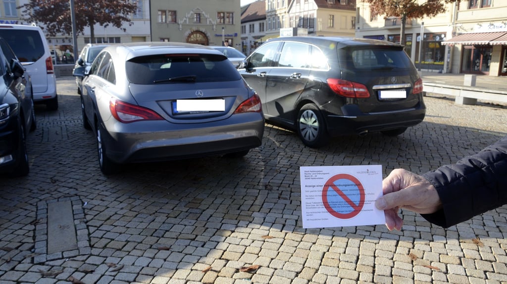 Auch wer nicht innerhalb der Markierung parkt, bekommt ein Knöllchen.