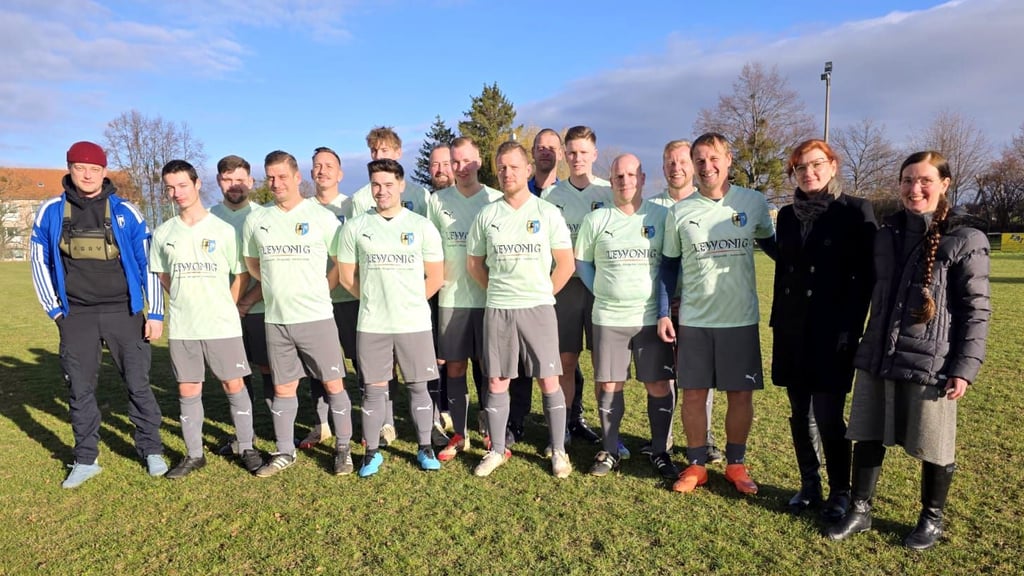 Lewonig-Chefin Sabine von Witzke und Mitarbeiterin Janine Duwald (v. r.) haben den Kickern des SV Einheit Stapelburg die neuen Trikots überreicht.