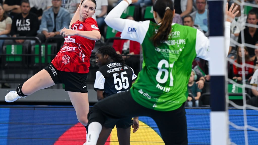 Anna Szabo (l) und die Bundesliga-Handballerinnen des Thüringer HC verloren nach Pausenführung noch deutlich in Oldenburg. (Archivbild)