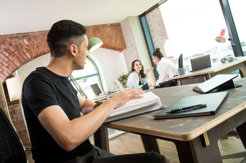 Nach dem Teammeeting bilden sich sofort Grüppchen, die das Gesagte besprechen? Ein Anzeichen für Misstrauen im Team.