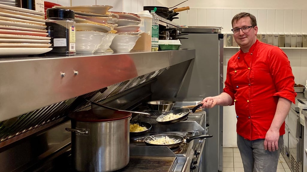 Tim Kohlrusch steht am Freitag, 13. Februar 2026, das letzte Mal am Herd seines Wernigeröder Restaurants "Altes Kino".