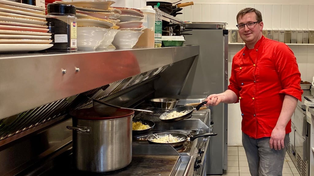 Tim Kohlrusch steht am Freitag, 13. Februar 2026, das letzte Mal am Herd seines Wernigeröder Restaurants "Altes Kino".