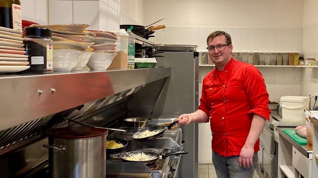 Tim Kohlrusch steht am Freitag, 13. Februar 2026, das letzte Mal am Herd seines Wernigeröder Restaurants "Altes Kino".