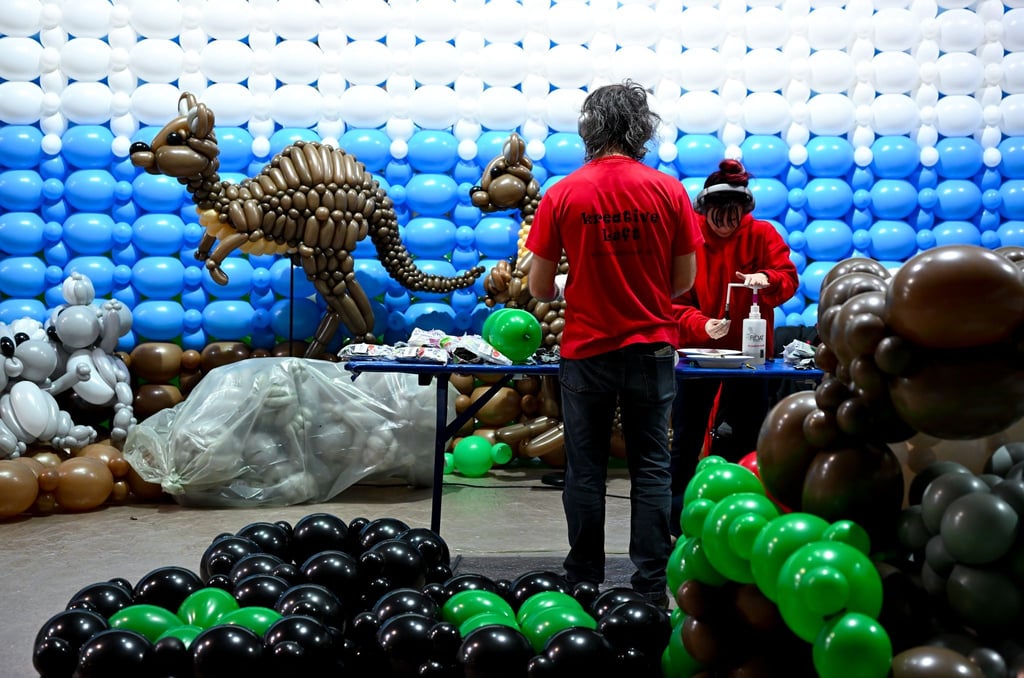 Aus Luftballons mach Dino: Rund 100 Künstler haben für die Ausstellung „Luftballonwelten“ Tiere, Pflanzen und Sehenswürdigkeiten nachgebaut.
