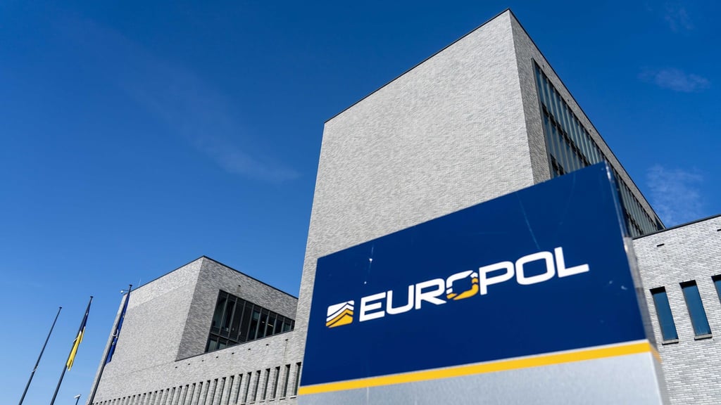 EU-Polizeibehörde Europol in Den Haag: Fahnder stoppen in 18 Ländern Falschgeld im Wert von 1,2 Milliarden Euro. Die meisten Blüten kamen aus China. (Symbolbild)