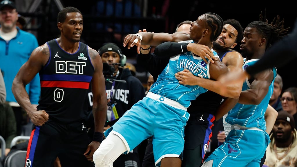 In der NBA-Partie zwischen Charlotte und Detroit spielten sich unrühmliche Szenen ab.