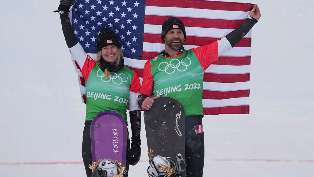 Gewann in Peking 2022 Gold: Nick Baumgartner mit Lindsey Jacobellis. (Archivbild)