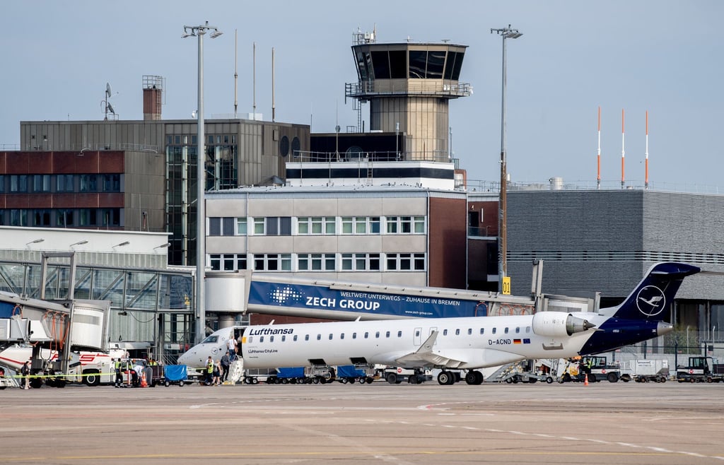 Bleiben am Donnerstag am Boden: Lufthansa-Flieger in Bremen. (Archivfoto)