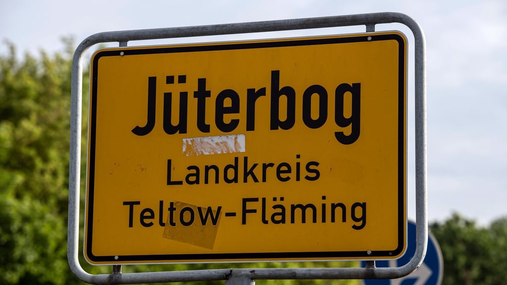 In Jüterbog ist die Polizei wegen des Verdachts des Verstoßes gegen das Kriegswaffenkontrollgesetz bei Durchsuchungen in einem Gebäude im Einsatz. (Symbolbild)