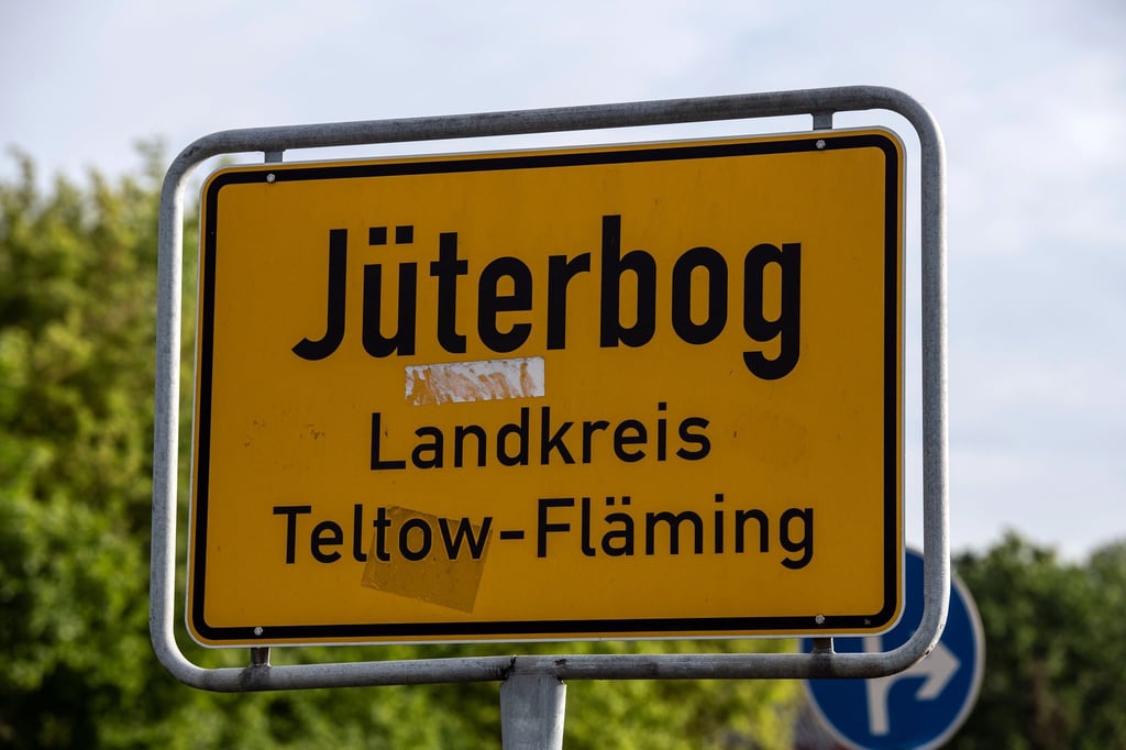 In Jüterbog ist die Polizei wegen des Verdachts des Verstoßes gegen das Kriegswaffenkontrollgesetz bei Durchsuchungen in einem Gebäude im Einsatz. (Symbolbild)