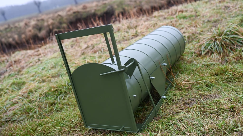 Eine Nutria-Falle liegt bei einem Pressetermin des Landkreises Emsland.