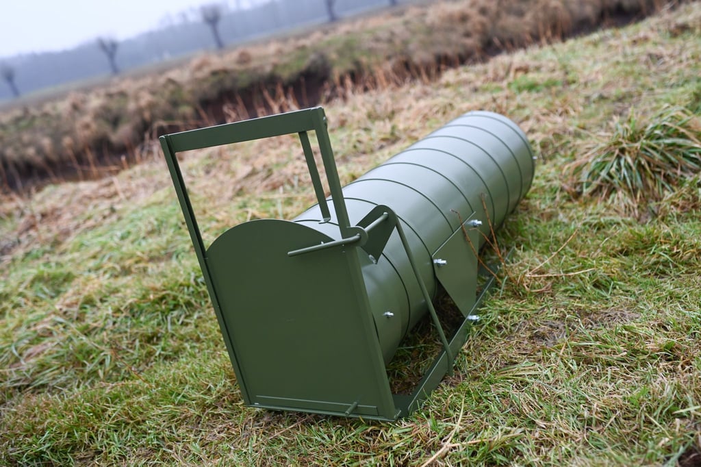 Eine Nutria-Falle liegt bei einem Pressetermin des Landkreises Emsland.