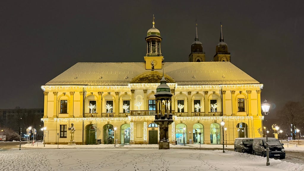 Blick auf den verschneiten Alten Markt und das Alte Rathaus in Magdeburg. Beides soll saniert werden. 