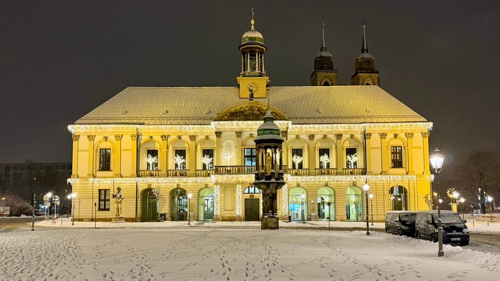 Blick auf den verschneiten Alten Markt und das Alte Rathaus in Magdeburg. Beides soll saniert werden. 