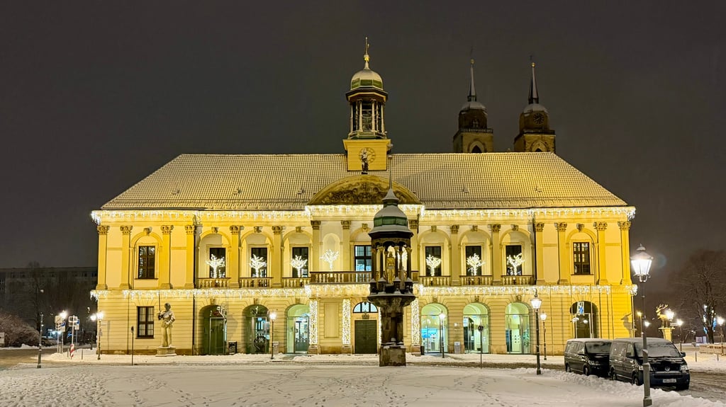 Blick auf den verschneiten Alten Markt und das Alte Rathaus in Magdeburg. Beides soll saniert werden. 