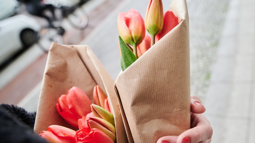 Nicht ideal, aber im Februar in der Regel die etwas nachhaltigere Alternative zu Rosen: Tulpen haben meist einen kürzeren Reiseweg hinter sich.