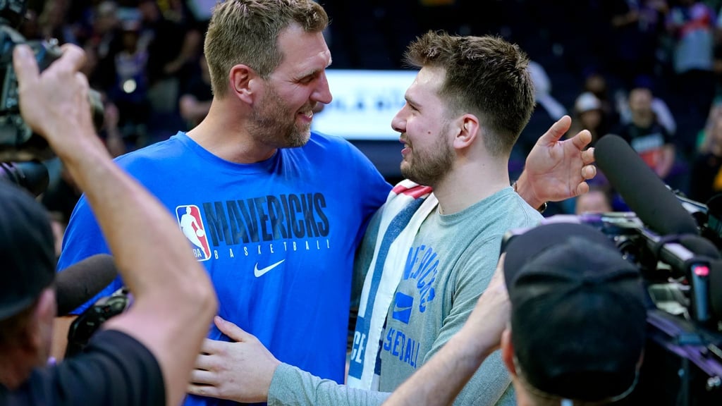 Dirk Nowitzki (l) und Luka Doncic kennen sich aus gemeinsamen Zeiten in Dallas bestens.
