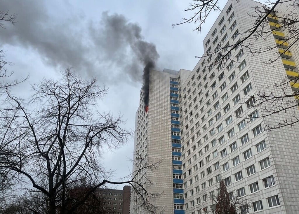 Eine Frau und ein Mann sind nach einer schweren Brandstiftung in Berlin-Lichtenberg festgenommen worden.