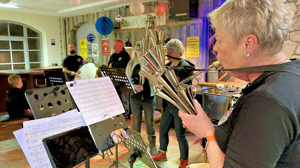 Im Probenkeller in Nachterstedt übt die neu gegründete Schalmeienkapelle die ersten Lieder ein.   