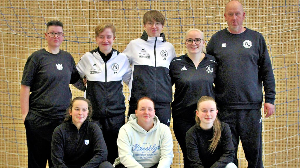 Kreismeister unter dem Hallendach: Das Team vom SV Rotation Aschersleben um Trainer Holger Braun nahm den Siegerpokal mit an die Eine. 