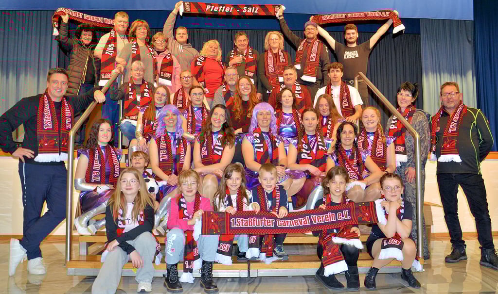 Nach der letzten Durchlaufprobe und vorm großen Auftritt am Valentinstag präsentieren die Freunde des närrischen Treibens in Staßfurt ihre neuen Vereinsschals inklusive traditionellem Schlachtruf „Pfeffer! – Salz!“ Vorn in der Mitte das „Kleine“ Prinzenpaar würde sich auch noch über ein „Großes“ freuen. 