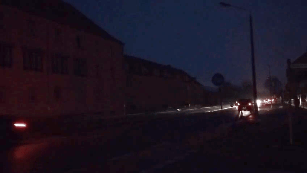 An der B187 in Wittenberg herrscht Dunkelheit. Nur die Scheinwerfer der vorbeifahrenden Autos durchbrechen die Finsternis.