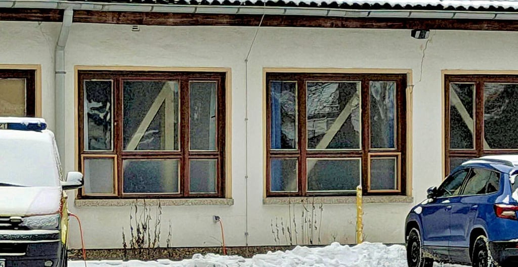 Durch die Fenster der bisherigen Rettungswache in Tangerhütte sind massive Baustützen zu erkennen.