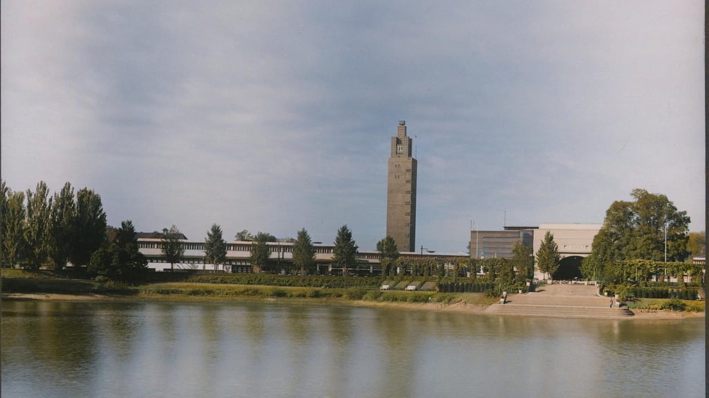 Nachkoloriert per KI: Blick auf den Rotehornpark mit Albinmüllerturm.