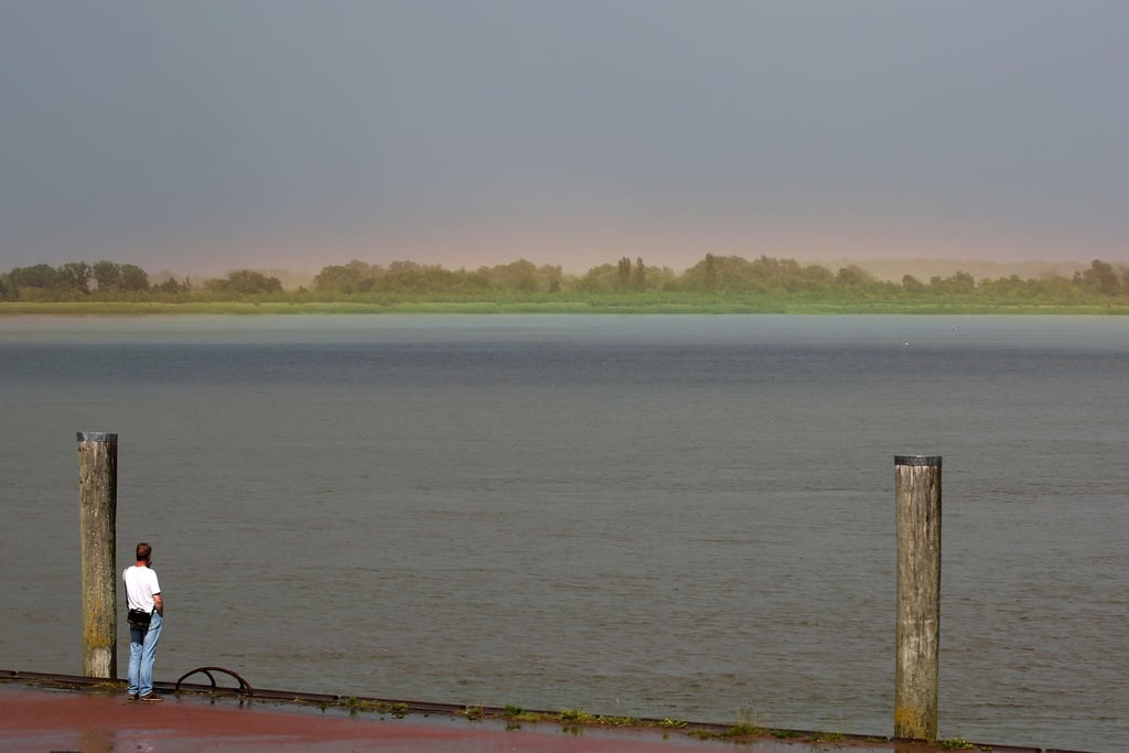 Regenbogenfarben am Anleger Stadersand.