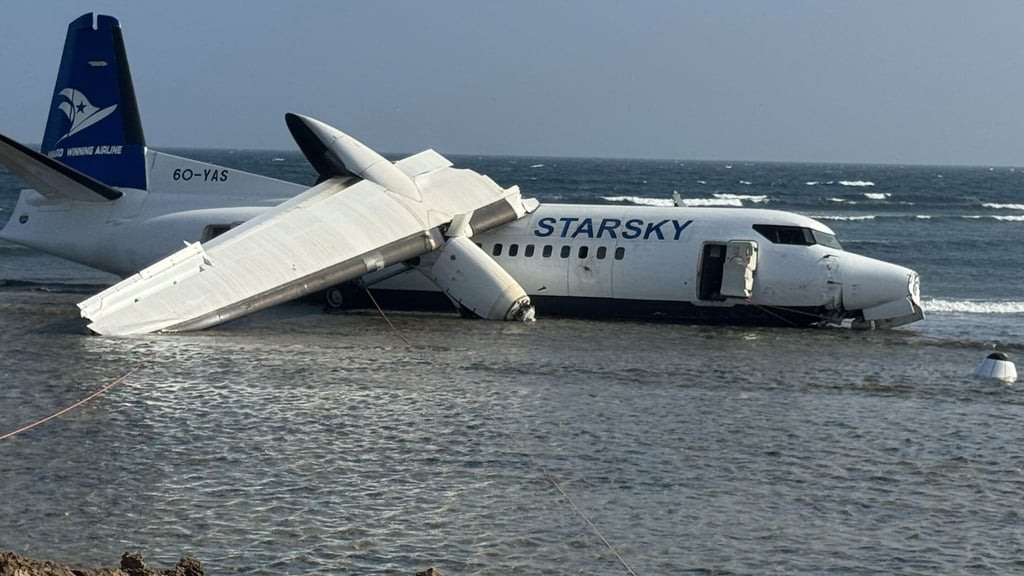 Ein Crash in Somalia endete glimpflich: Das Flugzeug ist stark beschädigt, doch alle Menschen an Bord überlebten.