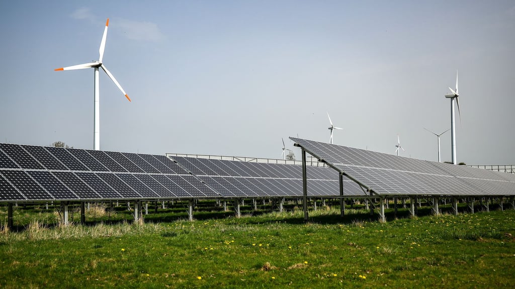 Viele Menschen verbinden die Energiewende der Umfrage zufolge tendenziell eher mit Risiken als mit Chancen. (Symbolbild)