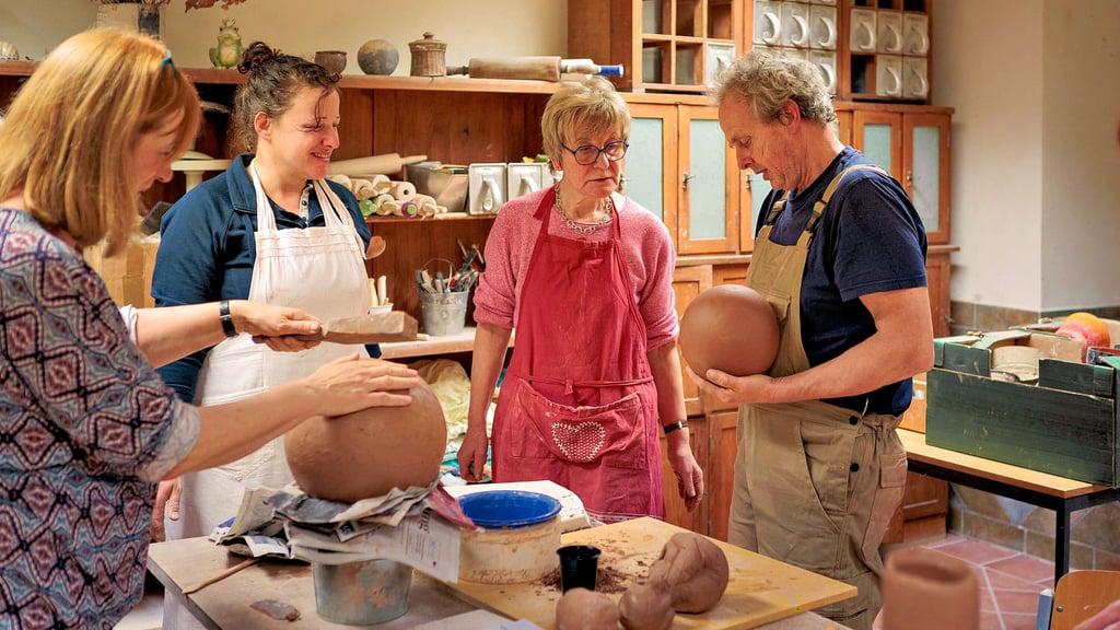 Einen Kurs Schwarze Keramik wird in der Volkshochschule Zeitz angeboten. Thomas Schulz aus Naumburg (rechts) erklärt, wie es geht. 