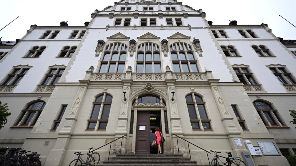Das Landesverwaltungsamt hat - hier der Hauptsitz in der Ernst-Kamieth-Straße pocht in Halle auf den Schuldenabbau.