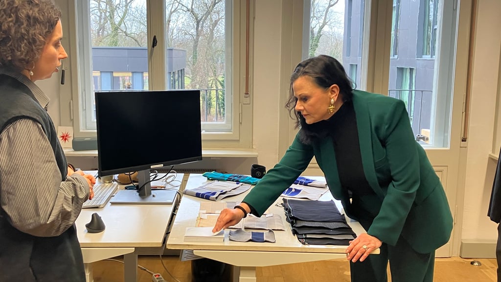 Im Designhaus in Halle wagen einige kreative Köpfe den Weg in die Selbstständigkeit. Die CDU-Staatssekretärin Gitta Connemann (rechts) hat sich das angeschaut. 
