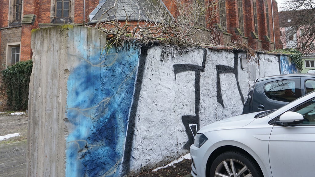 Nun wurde auch die Kirchenmauer mit Graffiti verschandelt.